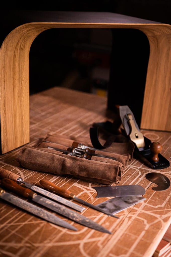 Atelier Modjuu développe sa collection de mobilier sur mesure dans les Hauts de France près de Lille avec des techniques traditionnelles d'ébénisterie d'art ainsi que des techniques innovantes