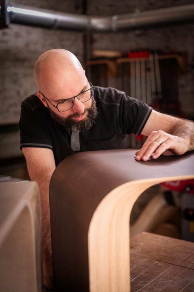Jérôme Weber a fondé l'Atelier Modjuu dans les Hauts de France et y conçoit la collection d'ébénisterie d'art Éthéria comportant un ensemble de mobilier sur mesure